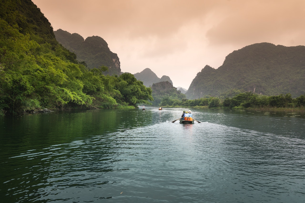 What are the risks on a boat, and how can you avoid that?